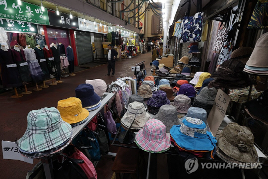 끝이 안 보이는 내수 부진 여파로 재래시장이 한산하다. 연합뉴스